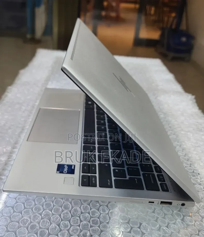 New Laptop HP EliteBook 830 G9 16GB Intel Core i5 SSD 512GB