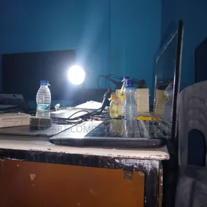 ሙሉ እቃ የተማላለት የስልክ ጥገና ቤት