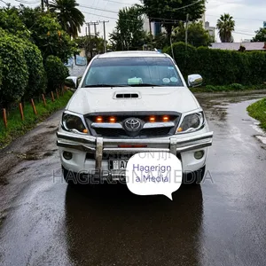 Toyota Hilux 2010 White