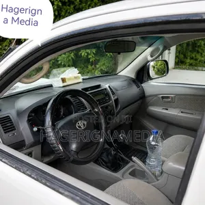 Toyota Hilux 2010 White