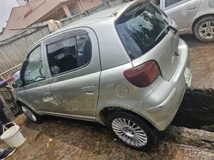 Toyota Vitz 2002 Silver