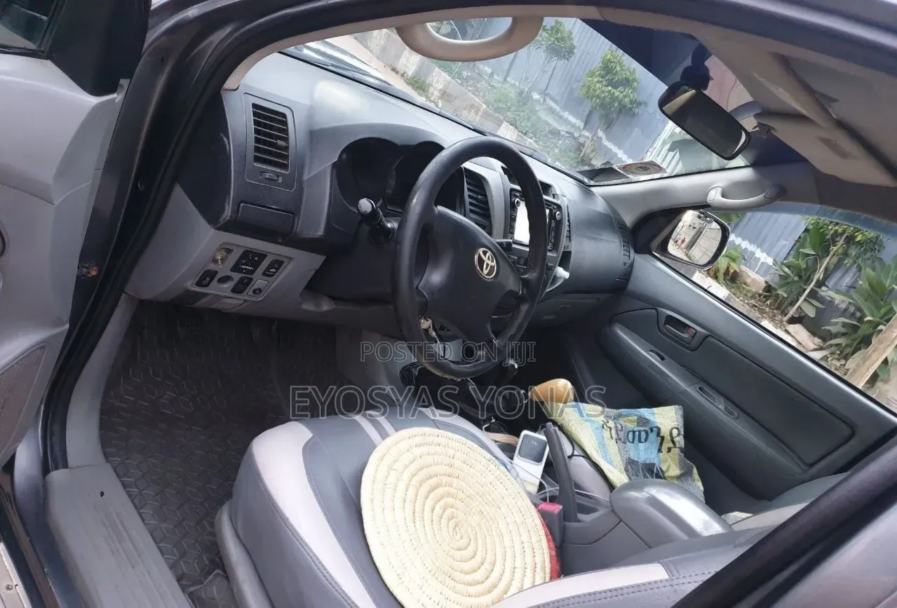 Toyota Hilux 2010 Black