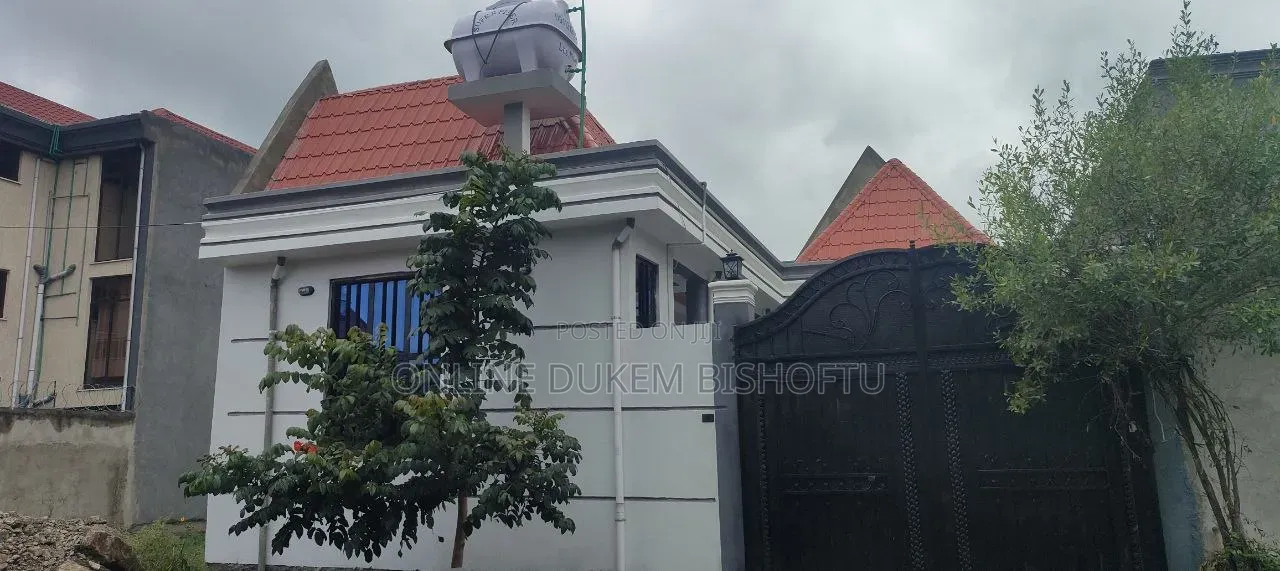 8bdrm House in Bishoftu Dukam, Oromia-Finfinne for sale