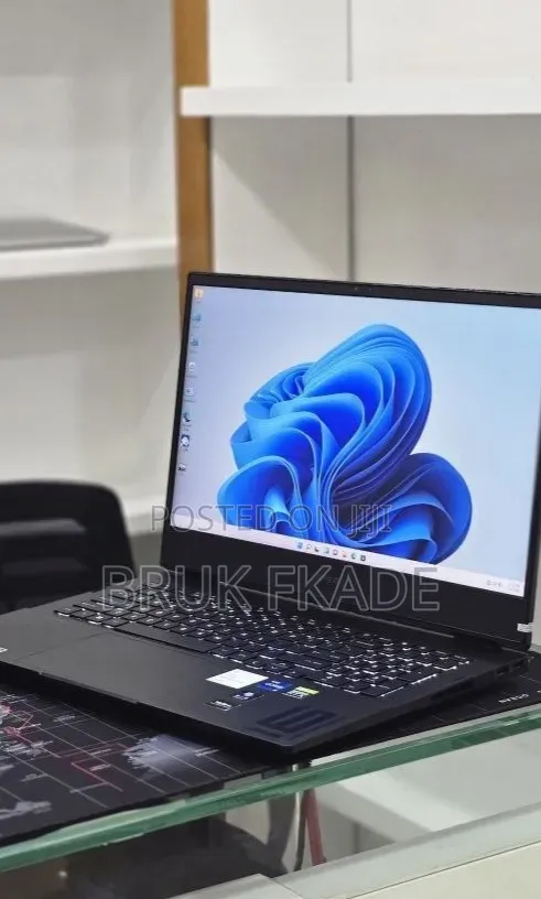 New Laptop HP OmniBook 5 16" 16GB Intel Core i9 SSD 512GB