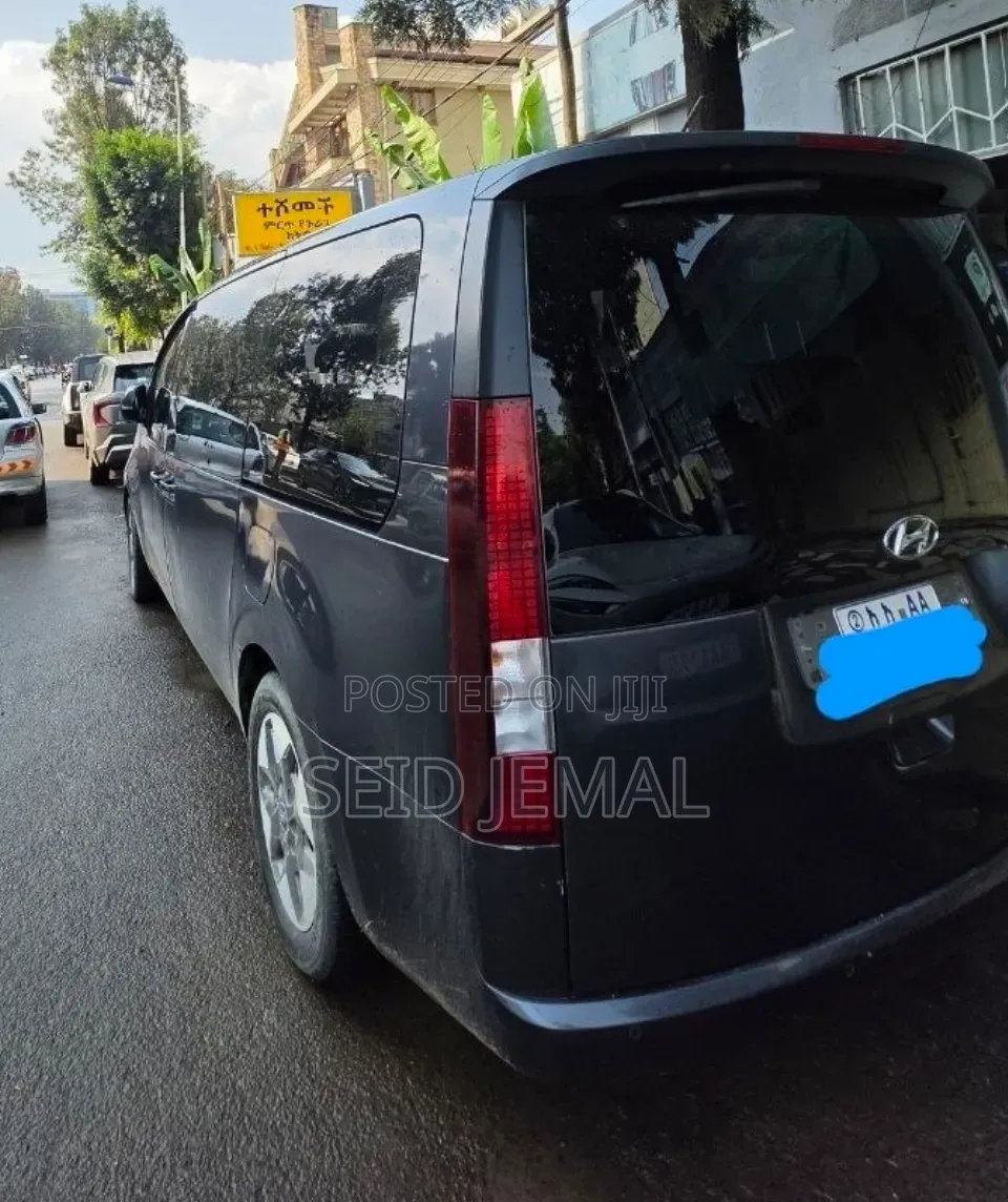 Hyundai Staria 2024 Gray
