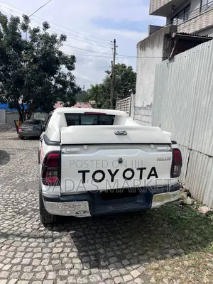 Toyota Hilux 2021 White