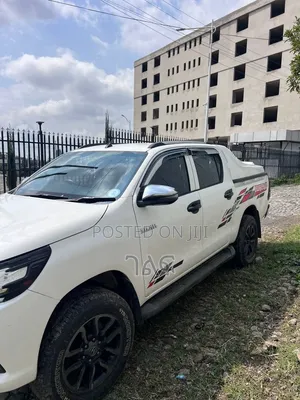 Toyota Hilux 2021 White