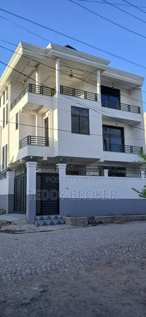 8bdrm House in Lafto for sale