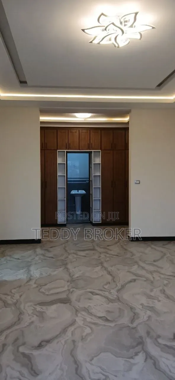 8bdrm House in Lafto for sale