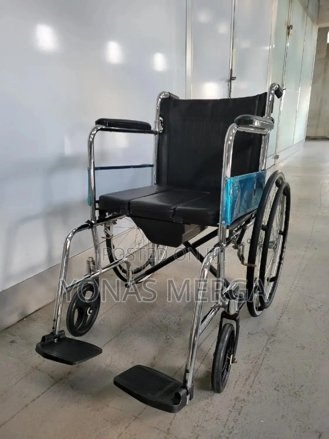 Commode Wheelchair沿双for the Use of People With Special Needs
