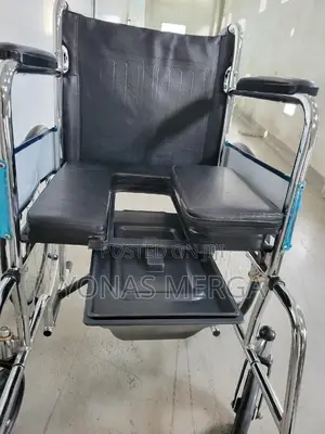 Commode Wheelchair沿双for the Use of People With Special Needs