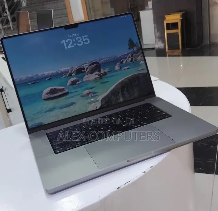New Laptop Apple MacBook 16GB Apple M1 Max SSHD (Hybrid) 256GB