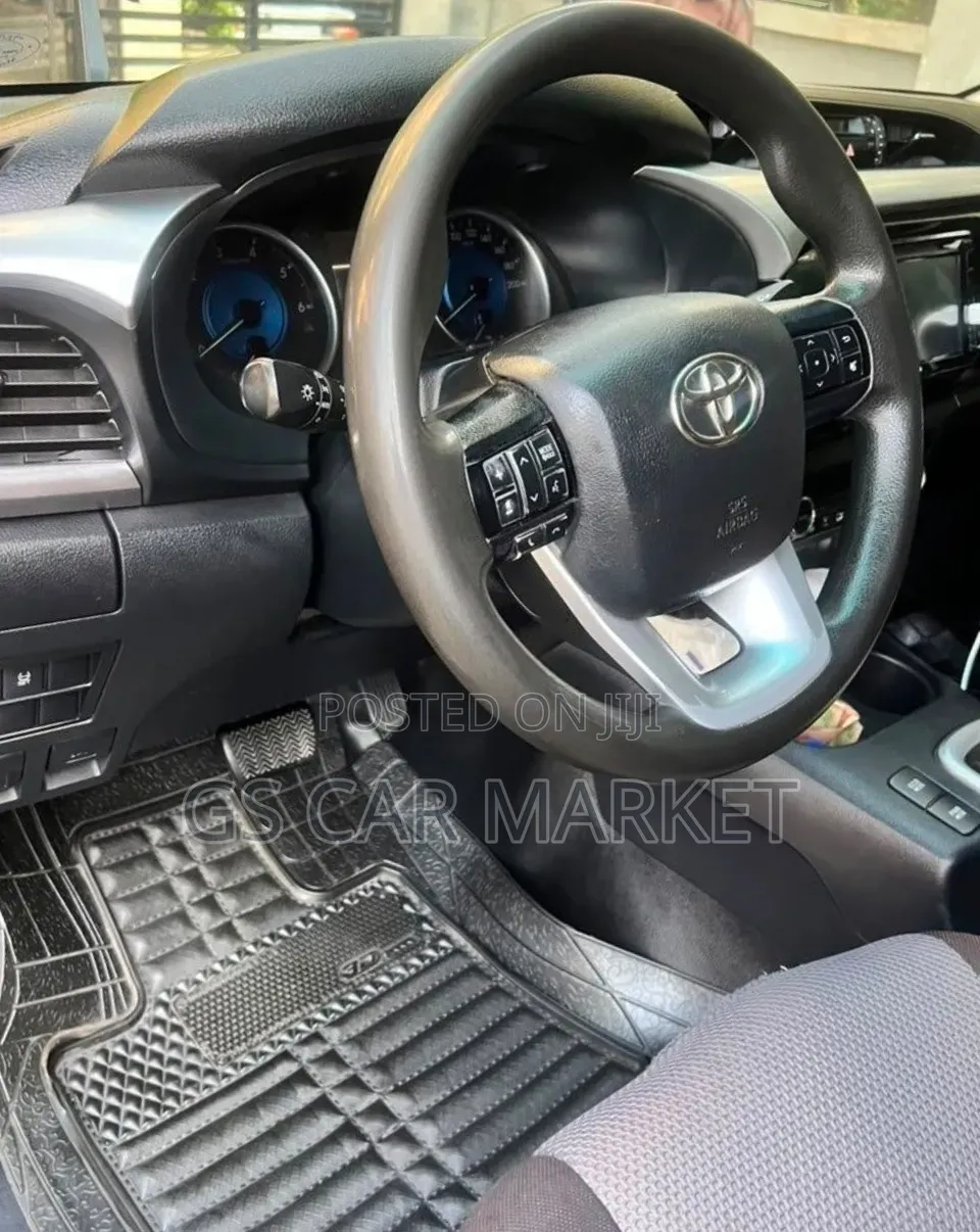 Toyota Hilux 2017 Gray