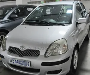 Toyota Vitz 2004 Silver