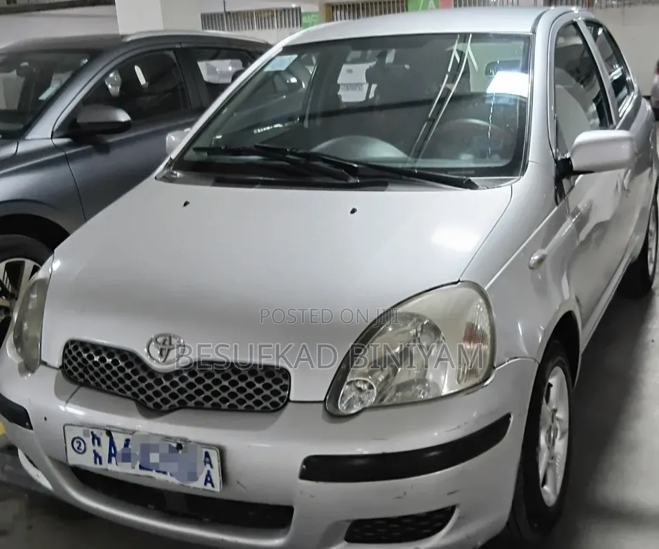 Toyota Vitz 2004 Silver