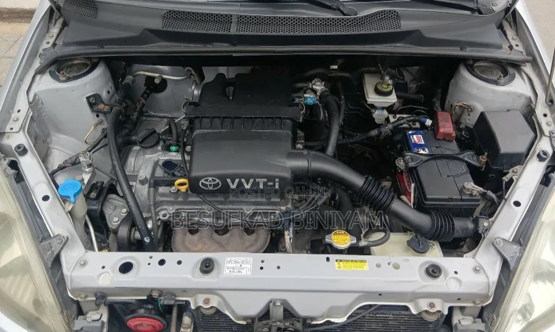 Toyota Vitz 2004 Silver