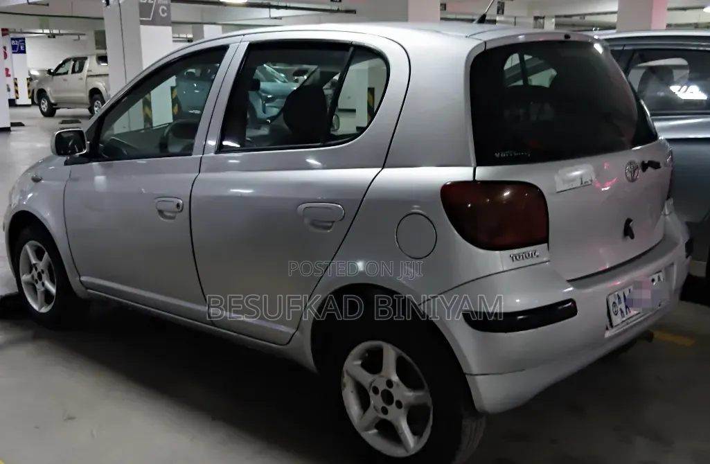 Toyota Vitz 2004 Silver