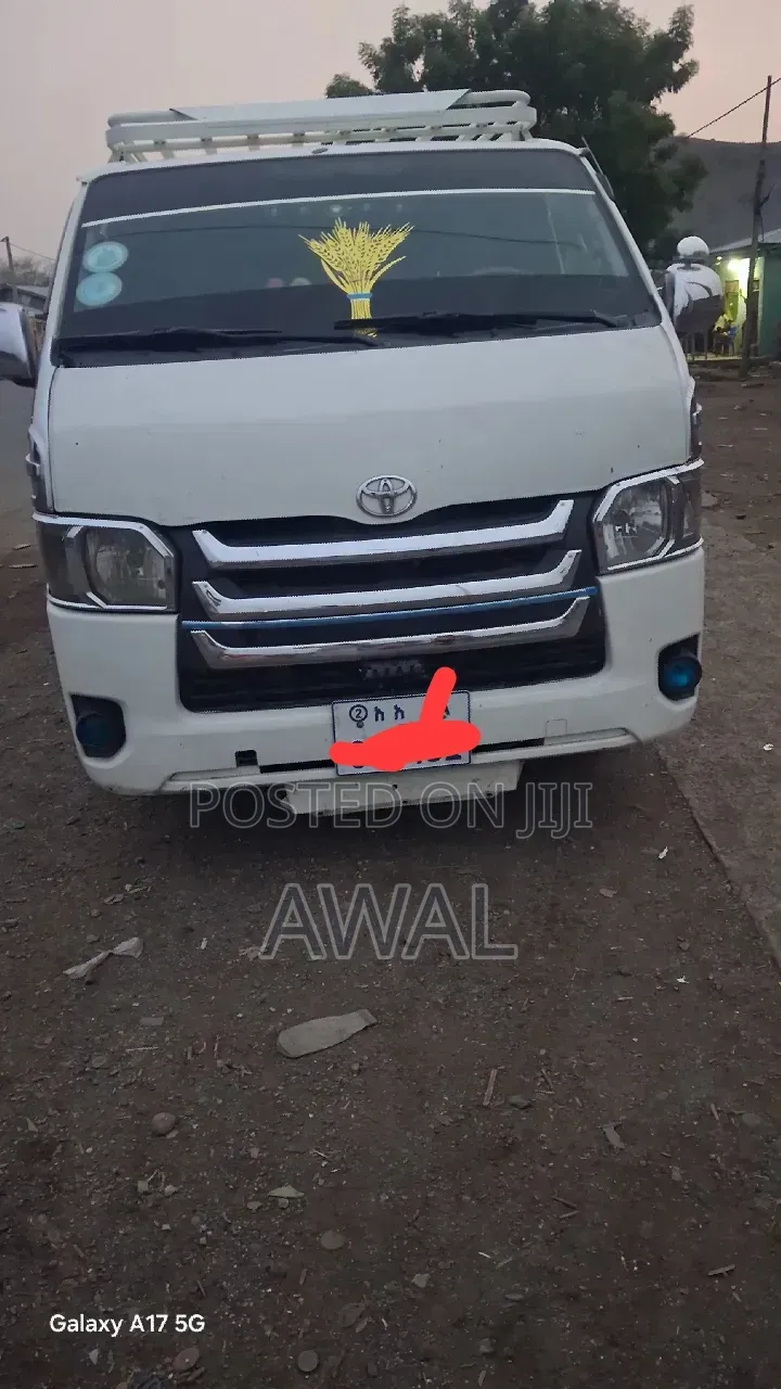 Toyota HiAce 2014 White