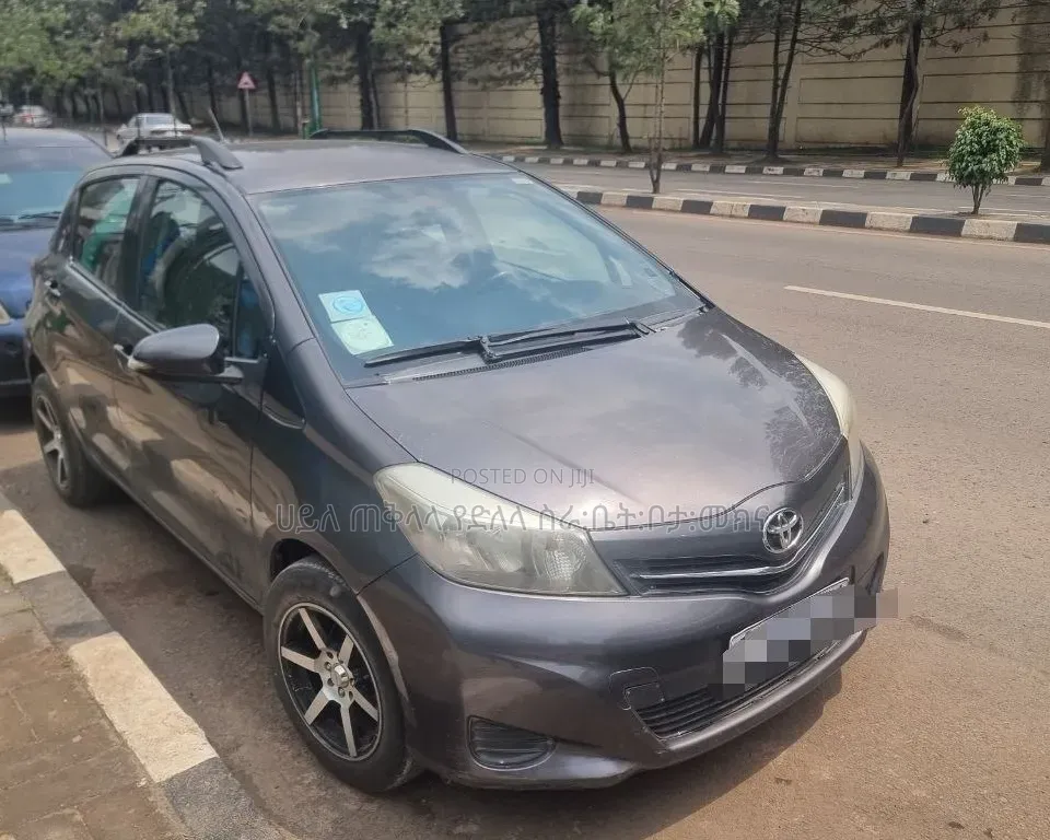 Toyota Yaris 2012 Gray