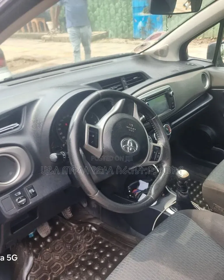 Toyota Yaris 2012 Gray