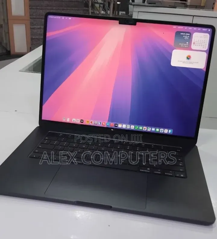 New Laptop Apple MacBook 16GB Apple M5 SSD 512GB