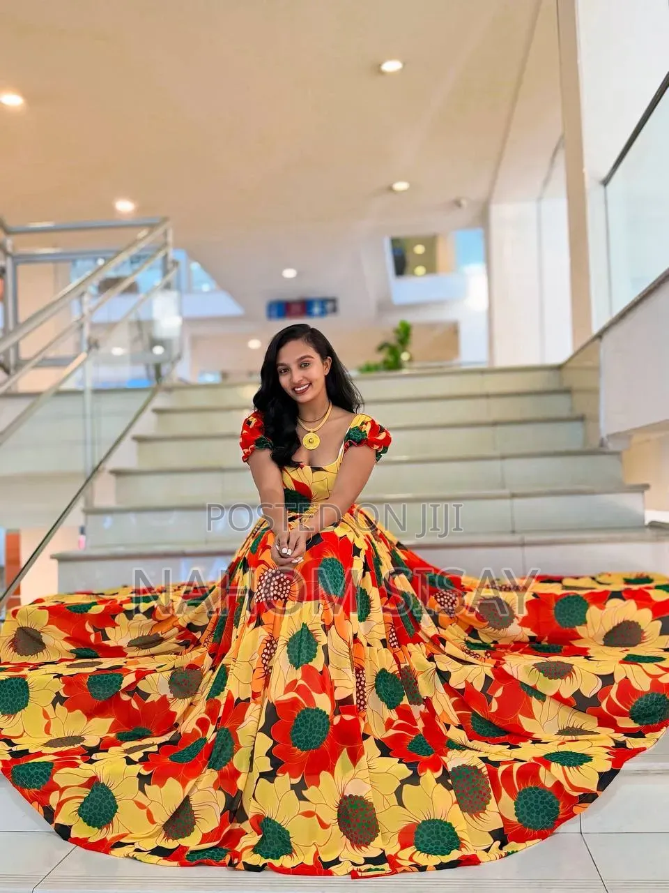 በጣም አሪፍ የሆነ የሴት ልጅ ልብስ በጣም በሚያምር ከለር እና በጥሩ ሁኔታ የተሰራ እና በ5እና4ሜትር የተሰራ