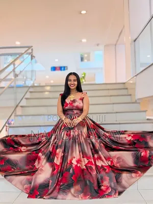 በጣም አሪፍ የሆነ የሴት ልጅ ልብስ በጣም በሚያምር ከለር እና በጥሩ ሁኔታ የተሰራ እና በ5እና4ሜትር የተሰራ