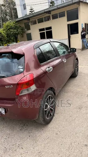 Toyota Yaris Base Hatchback 3dr 2010 Burgundy