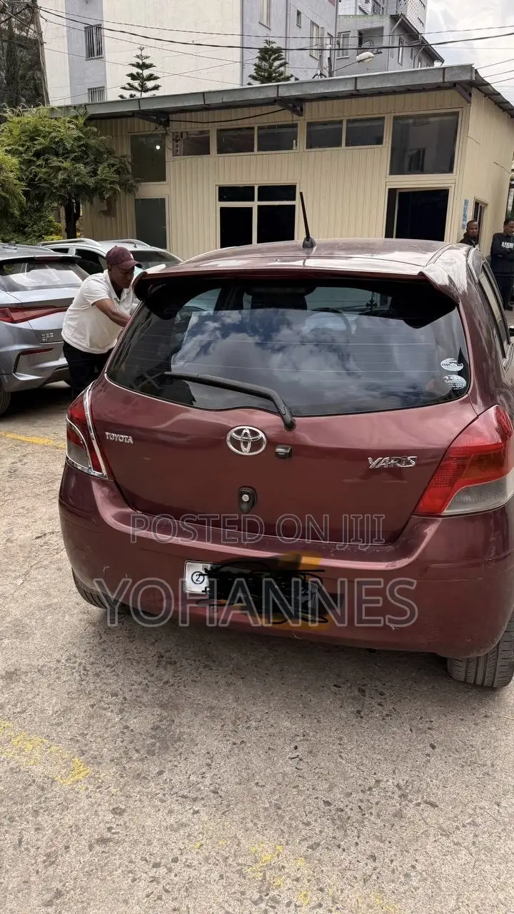 Toyota Yaris Base Hatchback 3dr 2010 Burgundy