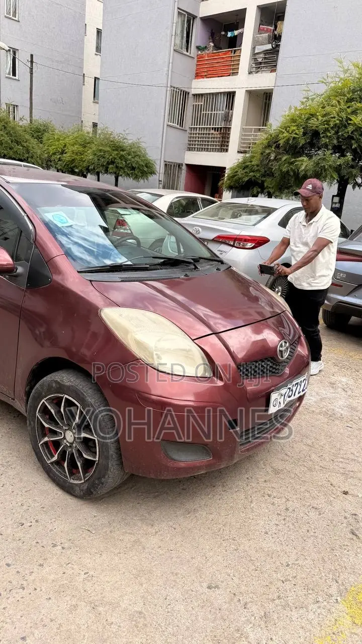 Toyota Yaris Base Hatchback 3dr 2010 Burgundy