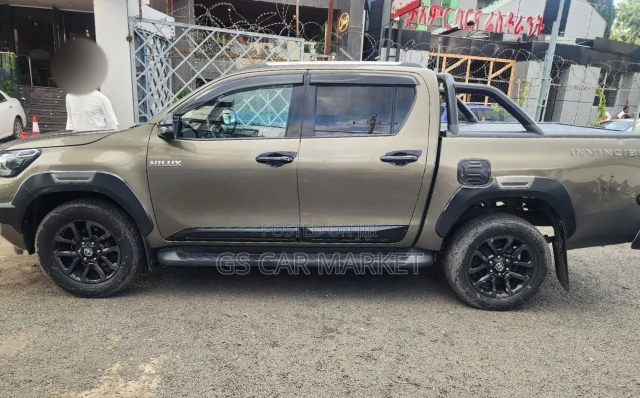 Toyota Hilux 2022 Gray