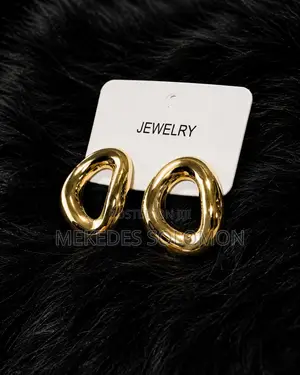 Gold Oval Hoop Earrings – Elegant Jewelr