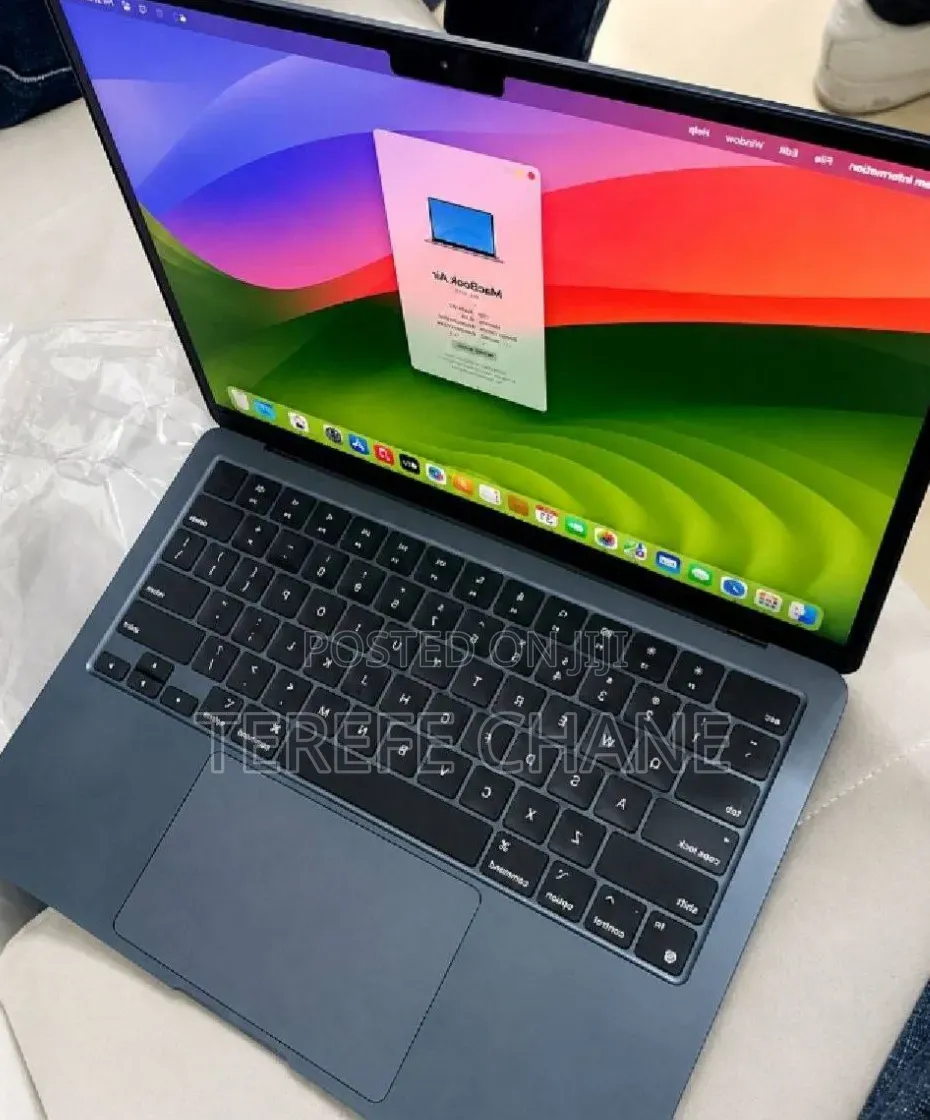 New Laptop Apple MacBook Air 2022 M2 8GB Apple M2 SSD 256GB