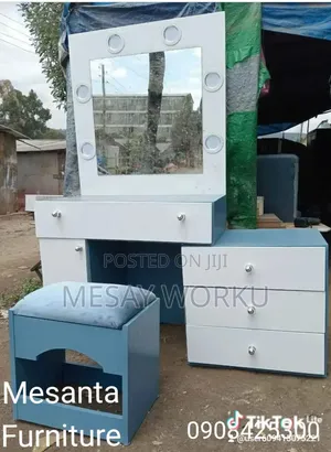 የሴቶች የመዋቢያ ድሬሲንግ