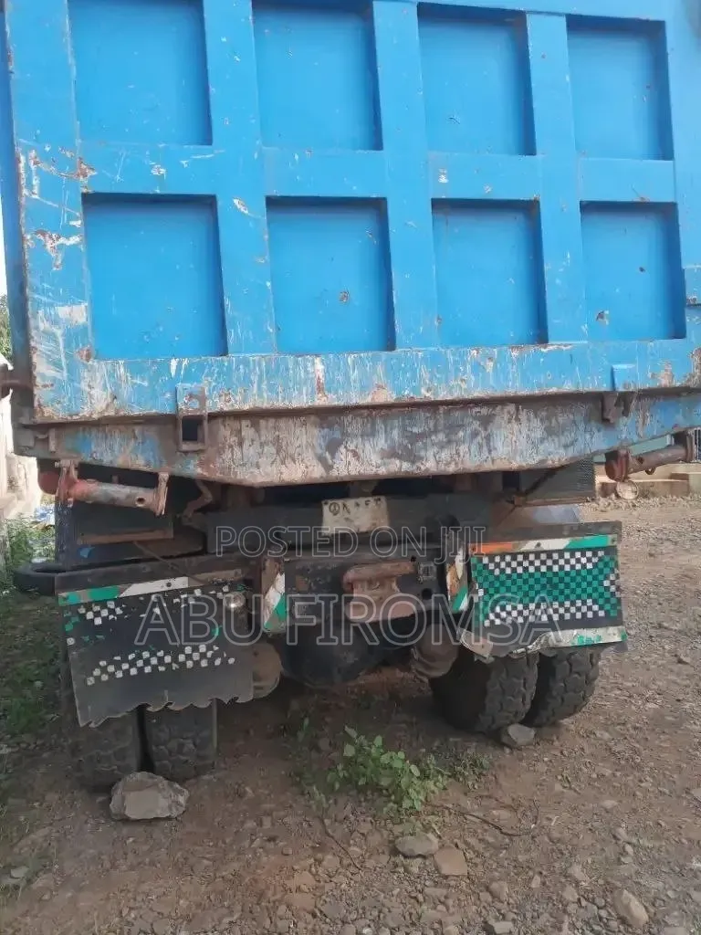 Ni̇ssan Ud Dump ገልባጭ