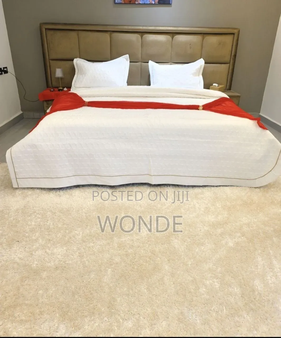 King/Queen Uphols Tered Bed