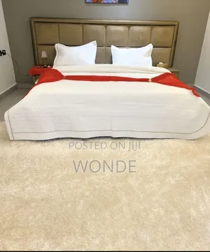 King/Queen Uphols Tered Bed