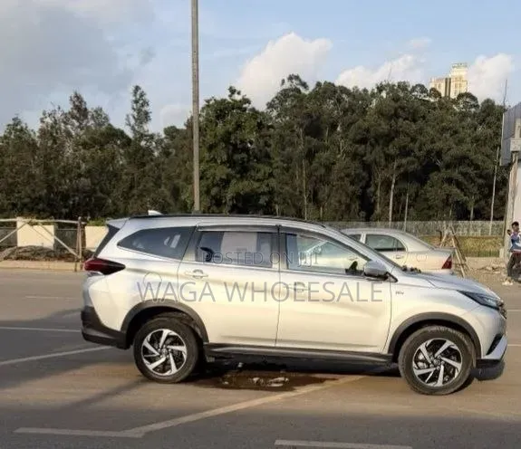 Toyota Rush 2023 Silver