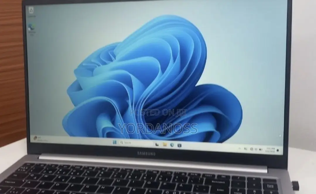 New Laptop Samsung Galaxy Book4 8GB Intel Core 5 SSD 512GB