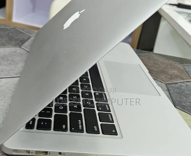New Laptop Apple MacBook Pro 2017 8GB Intel Core i5 SSD 256GB