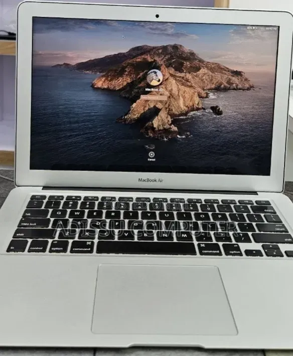 New Laptop Apple MacBook Pro 2017 8GB Intel Core i5 SSD 256GB