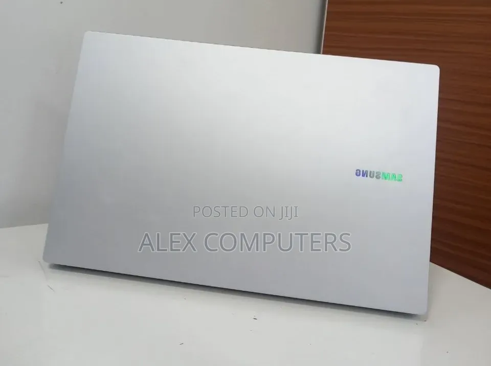 New Laptop Samsung Galaxy Book4 16GB Intel Core 5 SSD 512GB