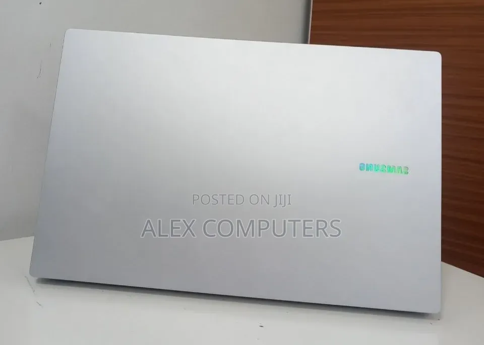 New Laptop Samsung Galaxy Book4 16GB Intel Core 5 SSD 512GB