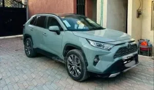 Toyota RAV4 XLE Premium 2021