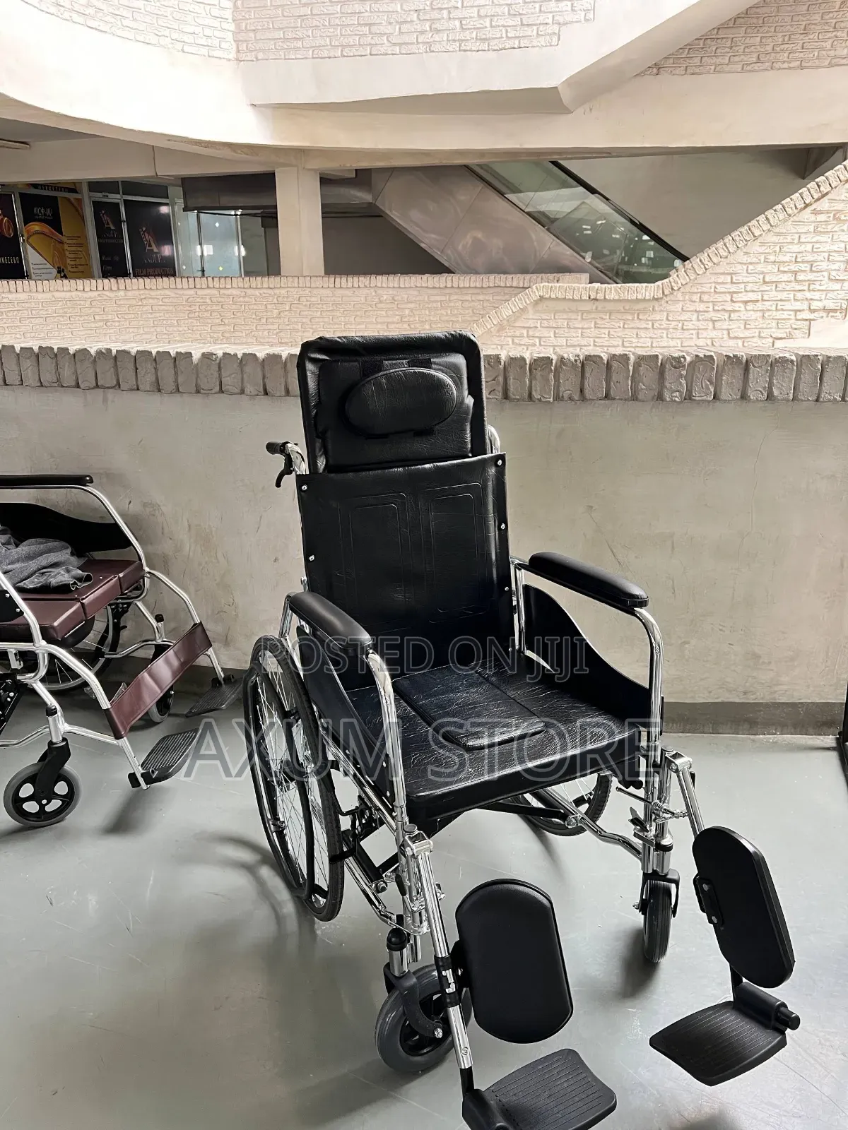 ምቹ ሄድሬስት ያለው ዊልቸር
Comfortable Headrest Wheelchair