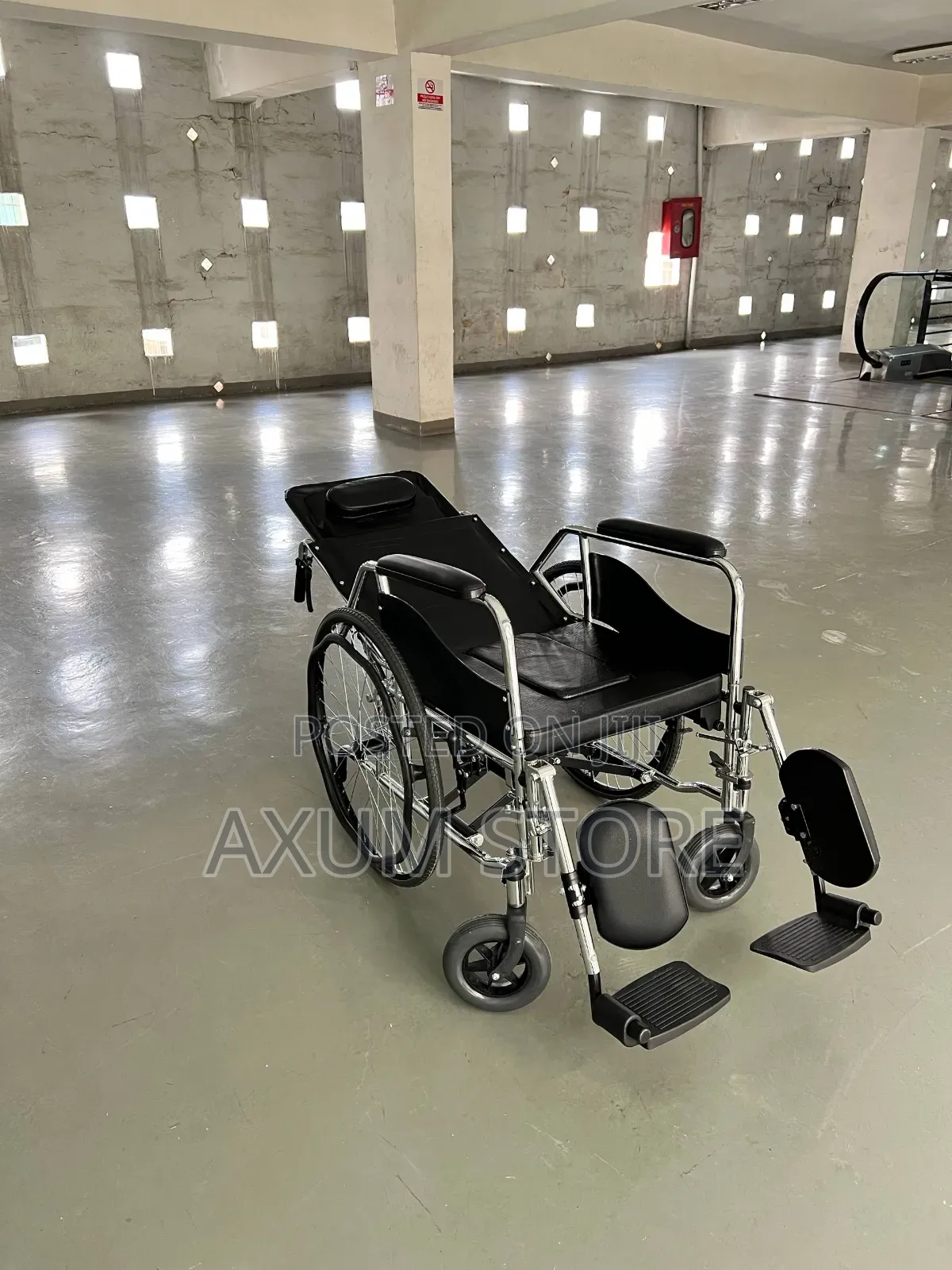 ሰፊ መቀመጫ ያለው ዊልቸር — Wheelchair With Spacious Seat