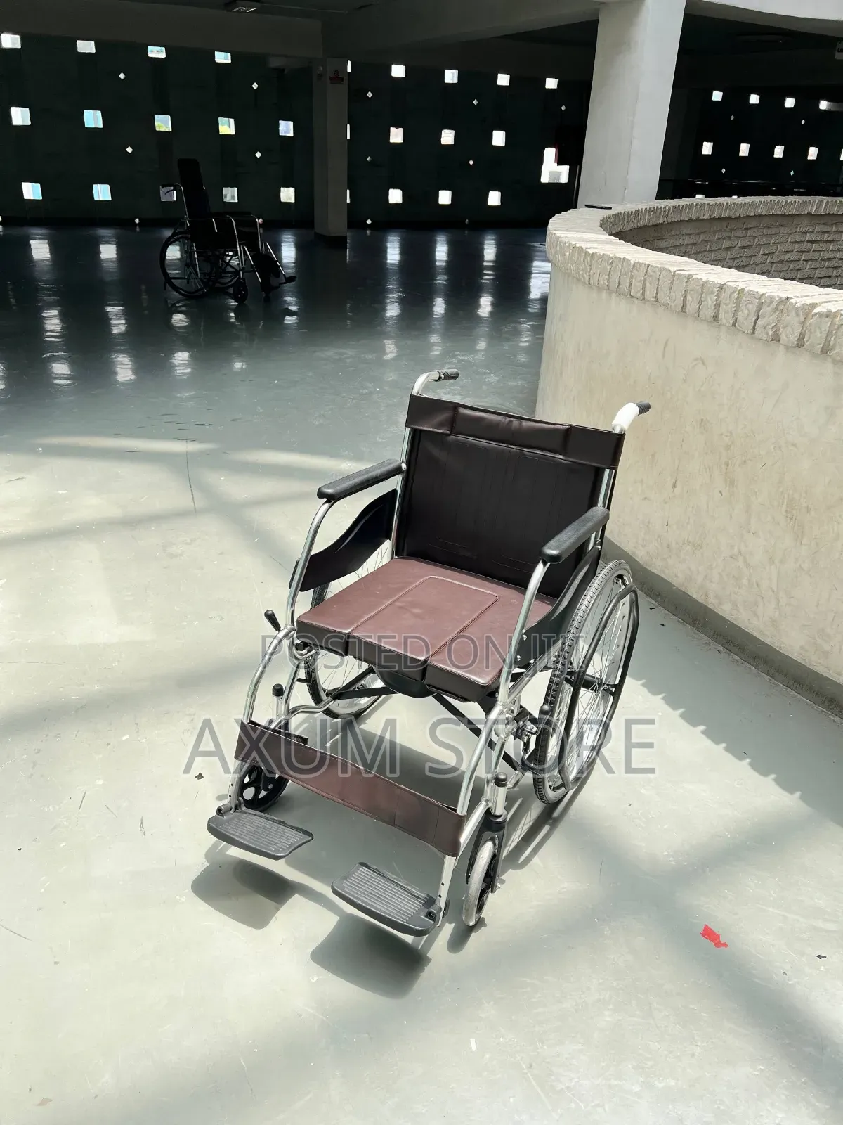የመፀዳጃ እገዛ የሚያደርግ — Convenient Toilet Wheelchair
