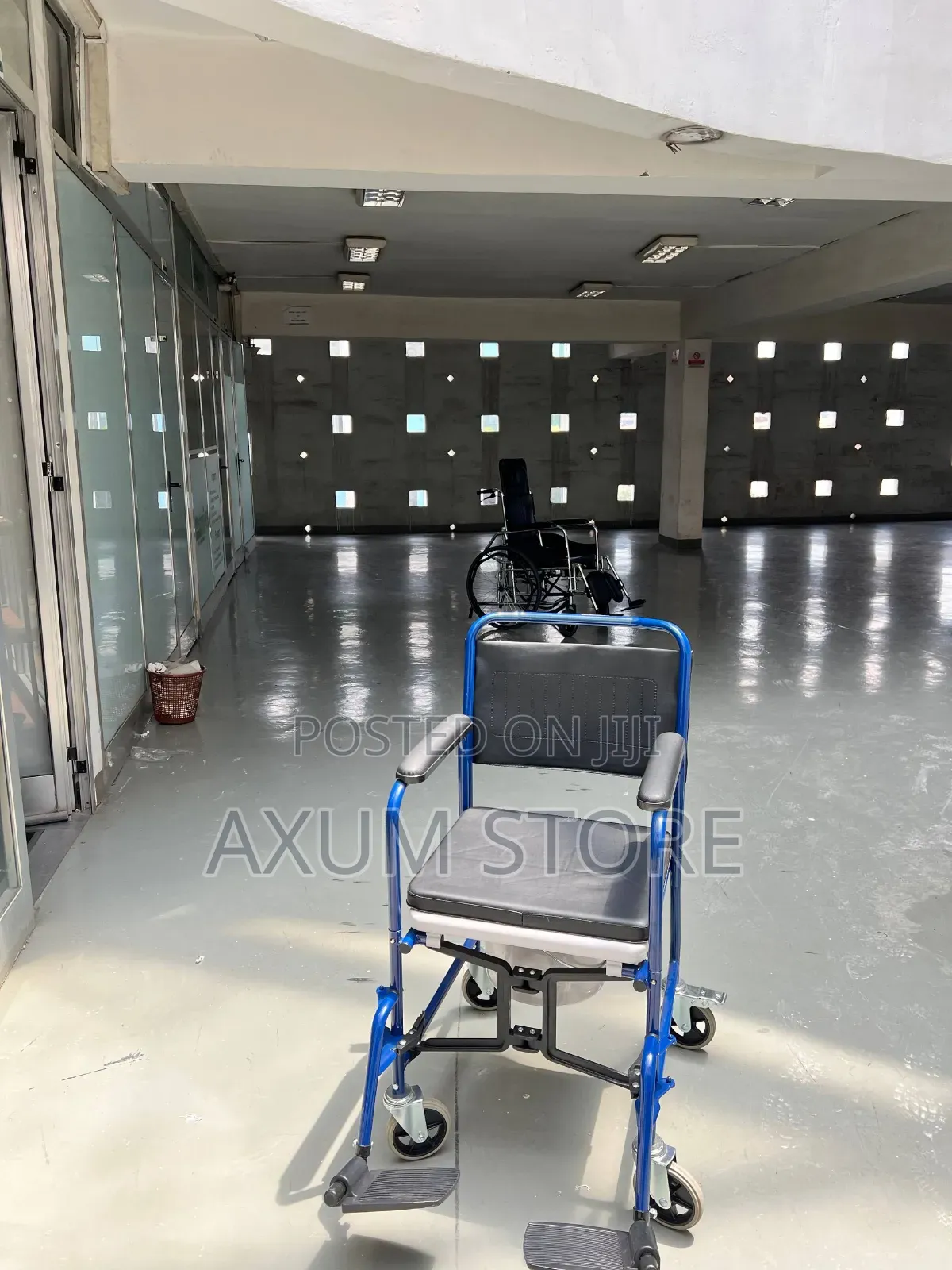 ምቹ የመፀዳጃ ዊልቸር — Comfortable Toilet Wheelchair