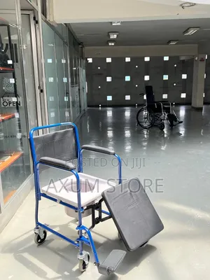 ጠንካራ ፍሬም ያለው — Strong Frame Commode Wheelchair