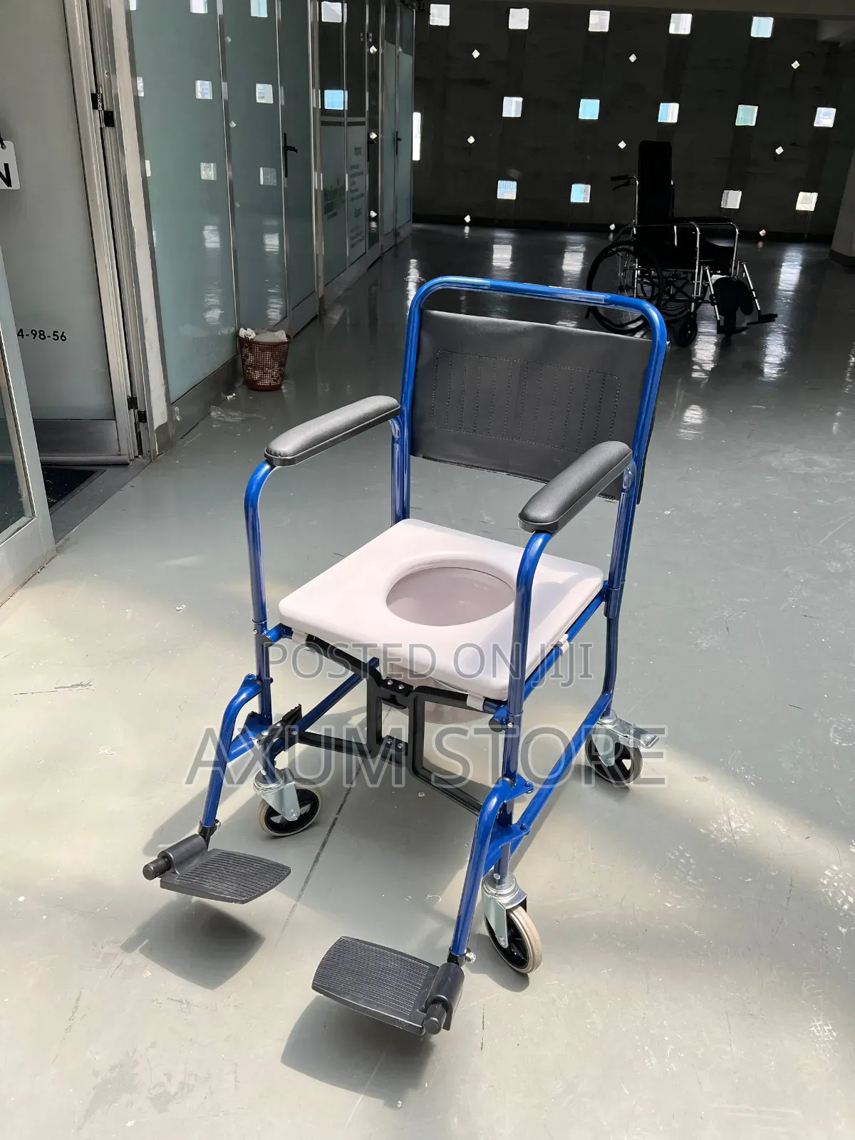 ለሁሉም አጠቃቀም — Versatile Commode Wheelchair